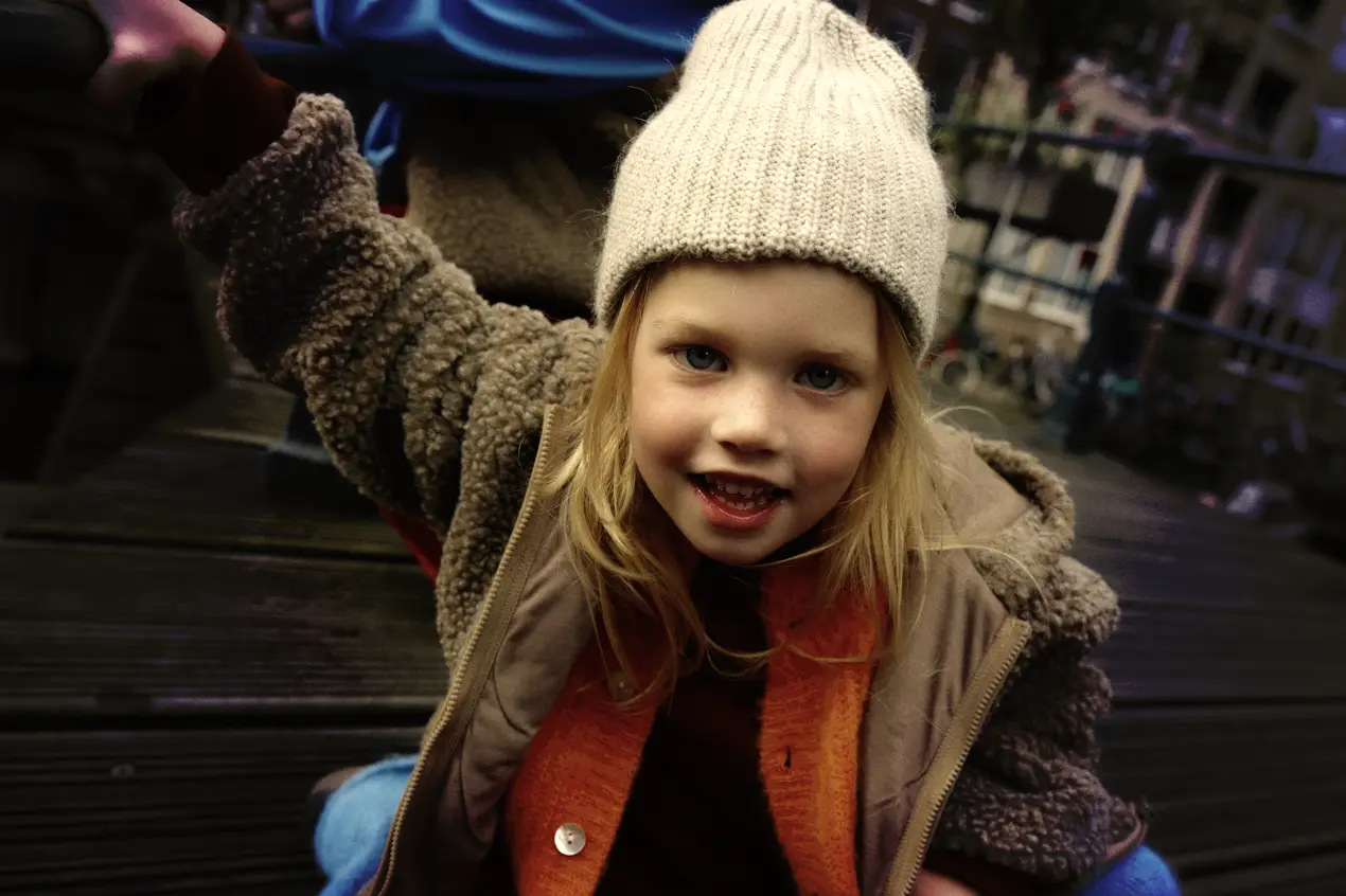 Image d'une enfant en tenue streetwear