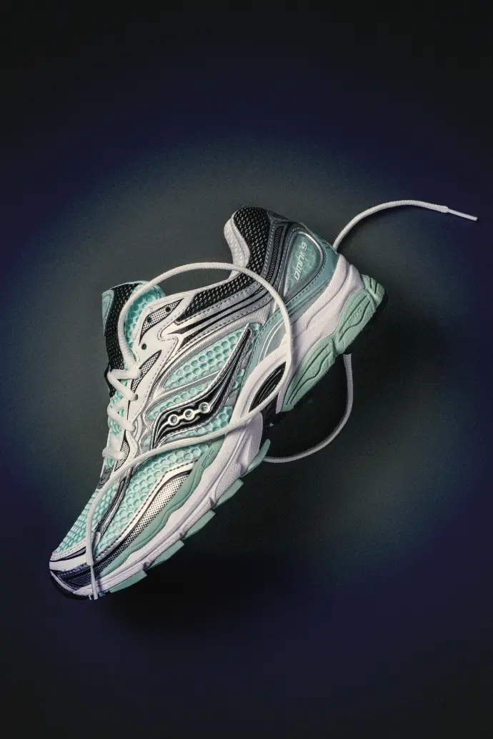 Photo d'une basket blanche et vert pale