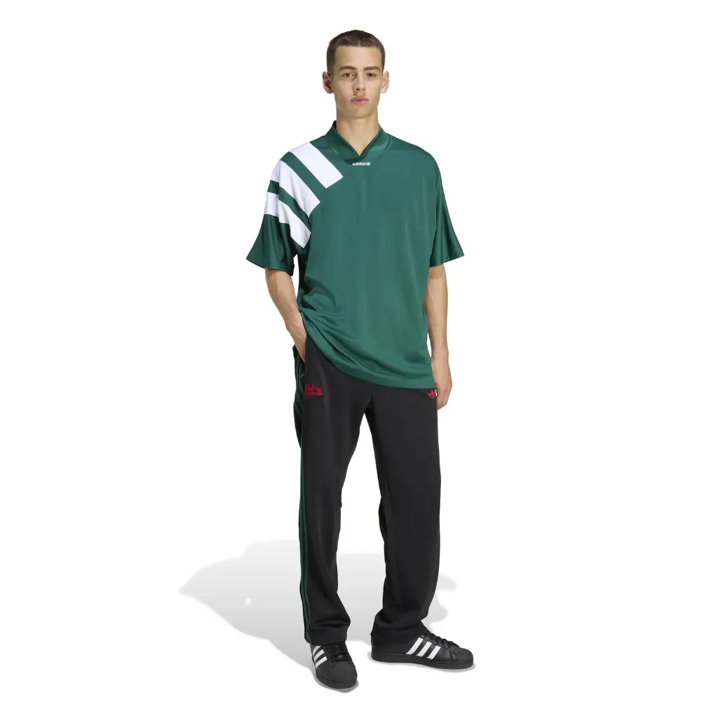 KD0453_4_APPAREL_On Model_Walking View_white.webp