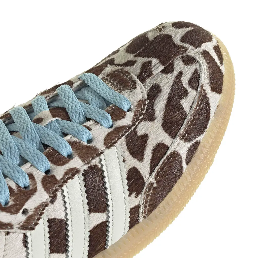 KI6669_9_FOOTWEAR_Photography_Detail View 2_white.webp