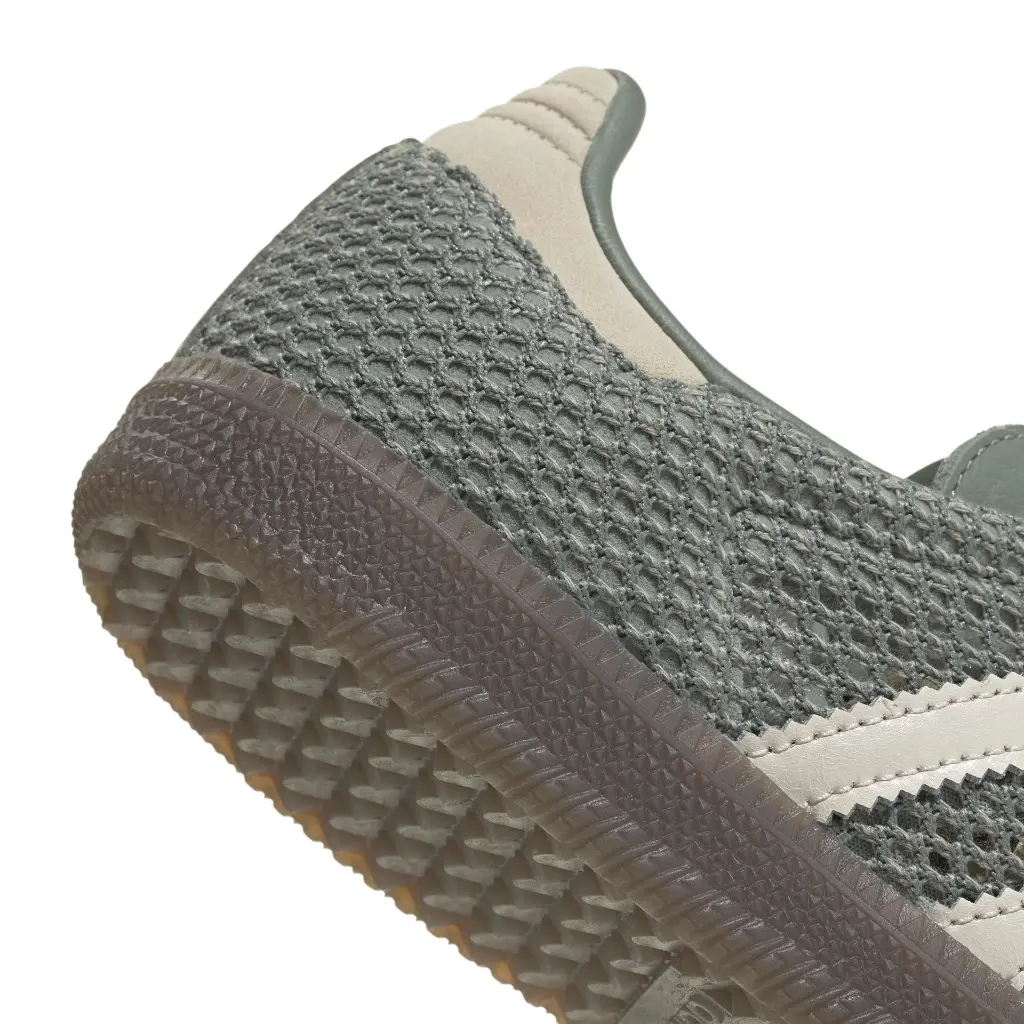 IH4002_8_FOOTWEAR_Photography_Detail View 1_white.webp