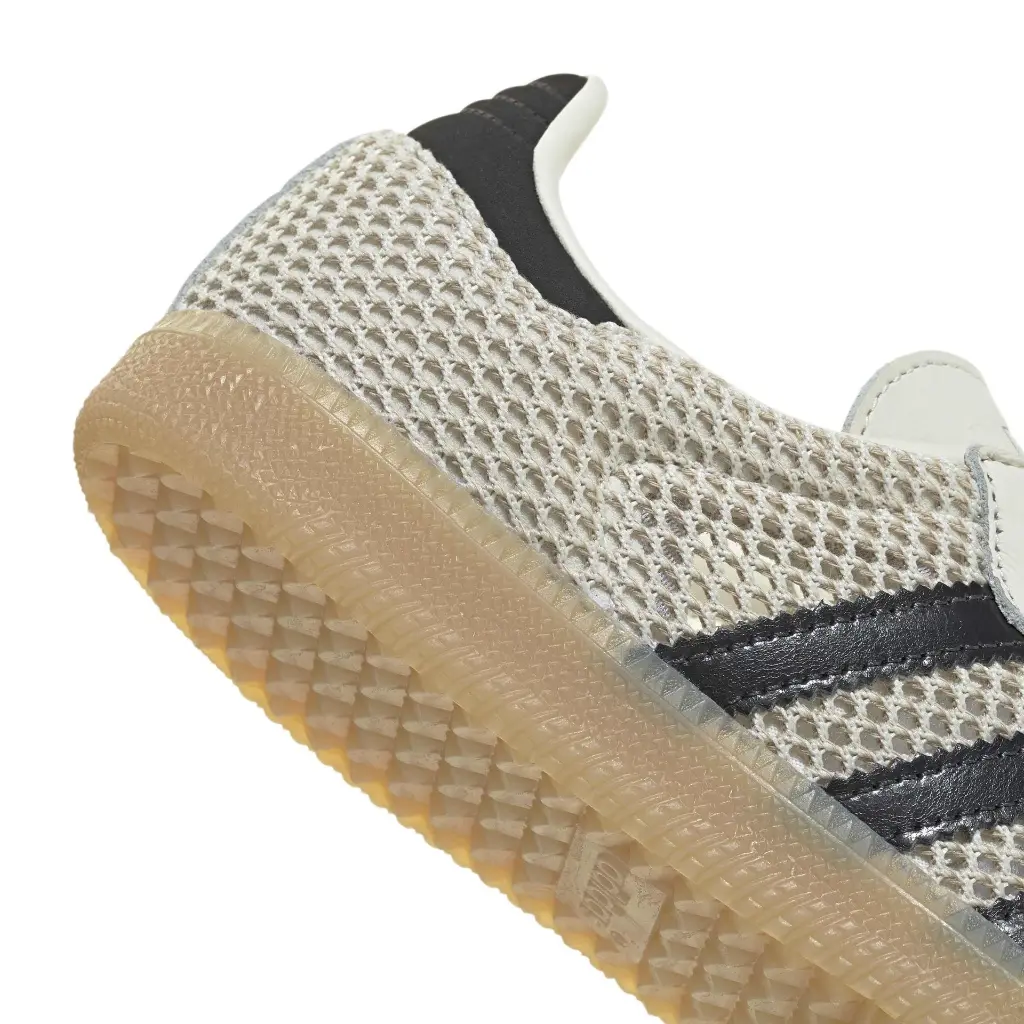 IH4003_8_FOOTWEAR_Photography_Detail View 1_white.webp