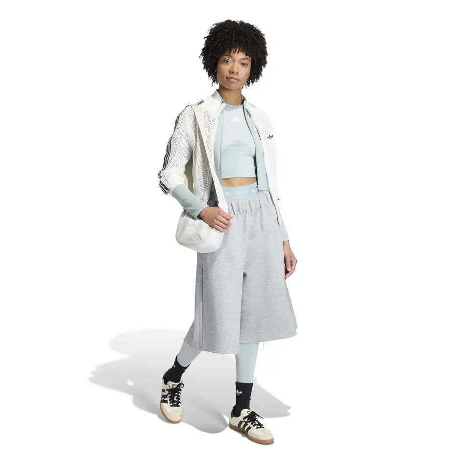 KC6496_4_APPAREL_On Model_Walking View_white.webp