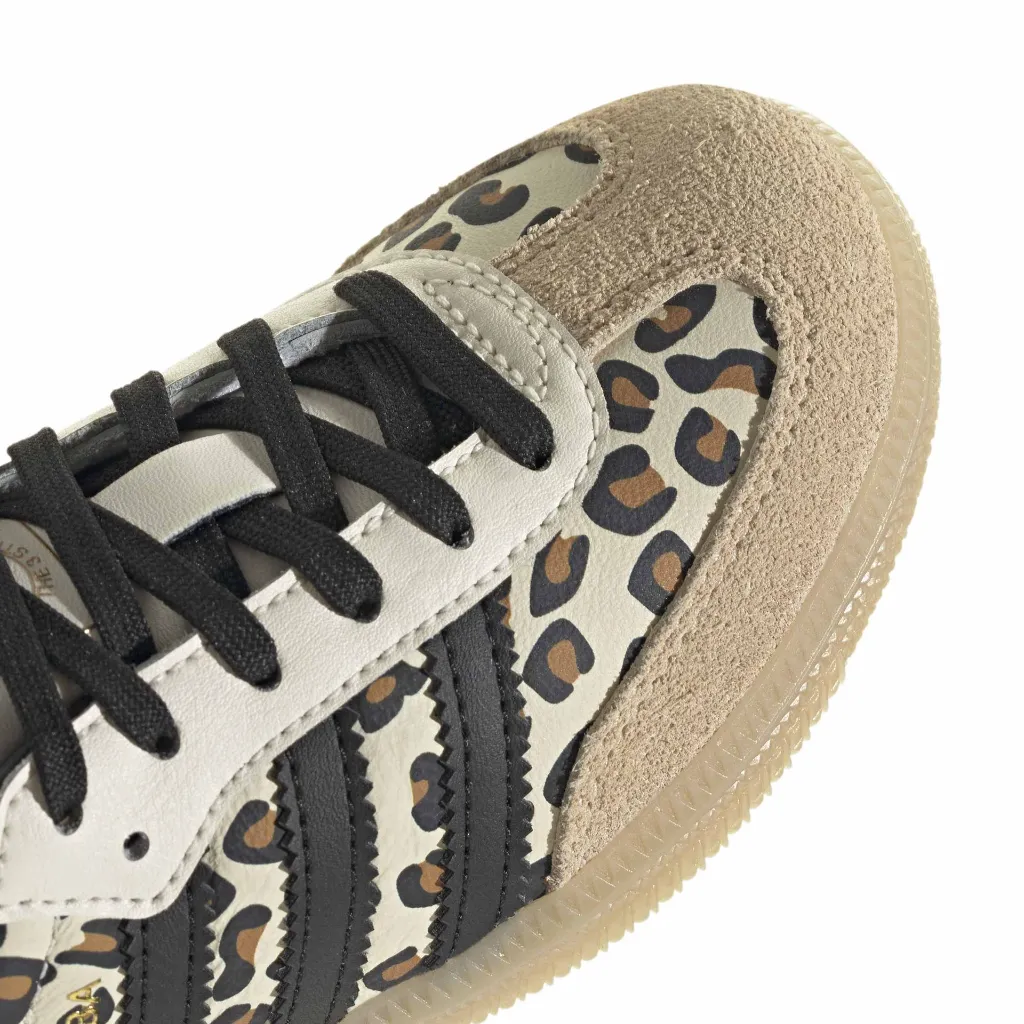 KJ0231_9_FOOTWEAR_Photography_Detail View 2_white.webp