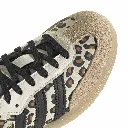 KJ0231_9_FOOTWEAR_Photography_Detail View 2_white.webp