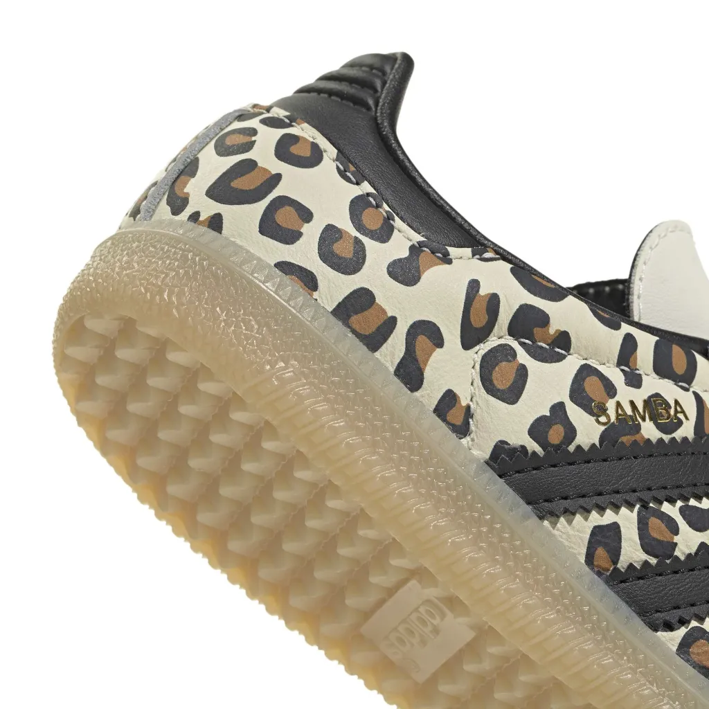 KJ0231_8_FOOTWEAR_Photography_Detail View 1_white.webp