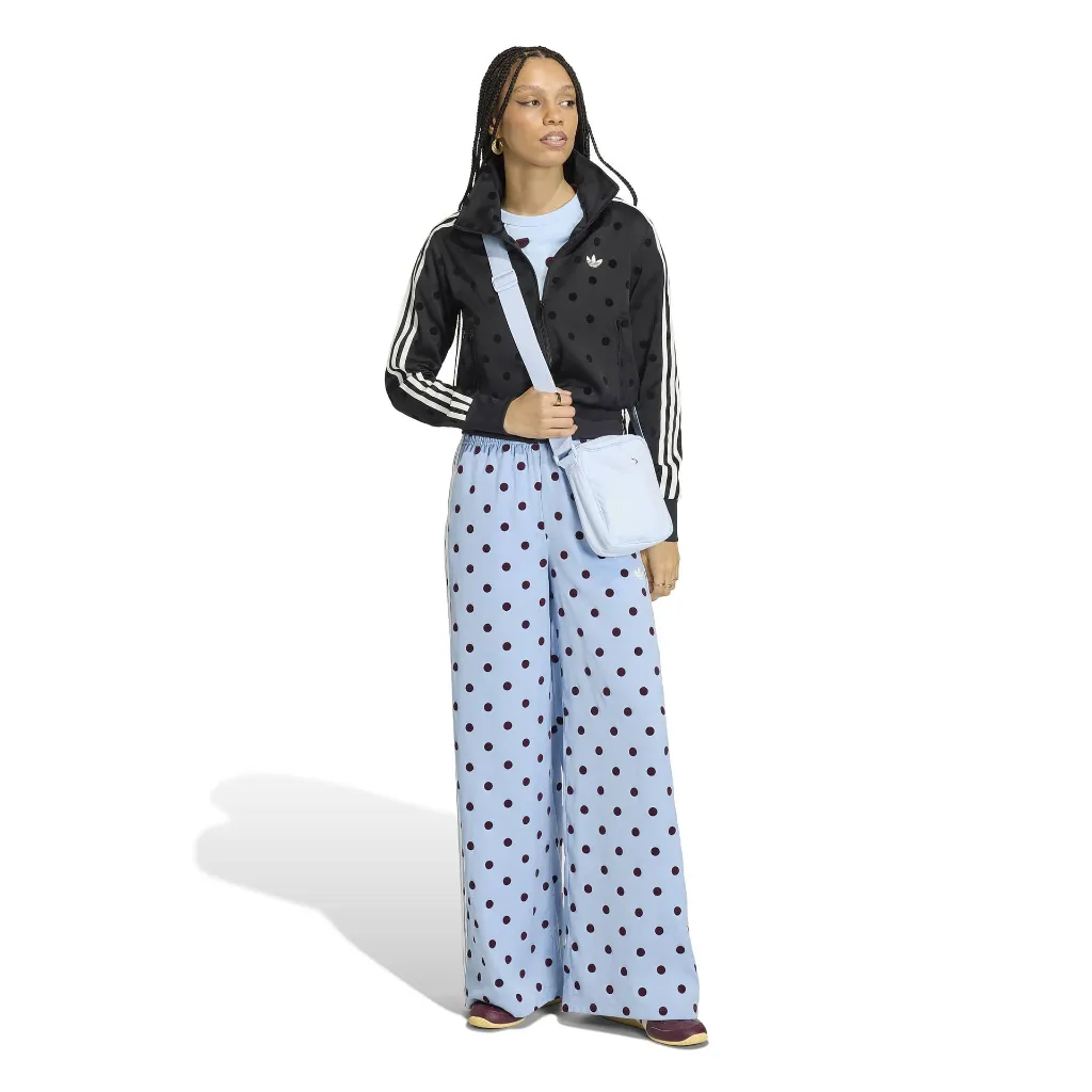 KV1170_4_APPAREL_On Model_Walking View_white.webp