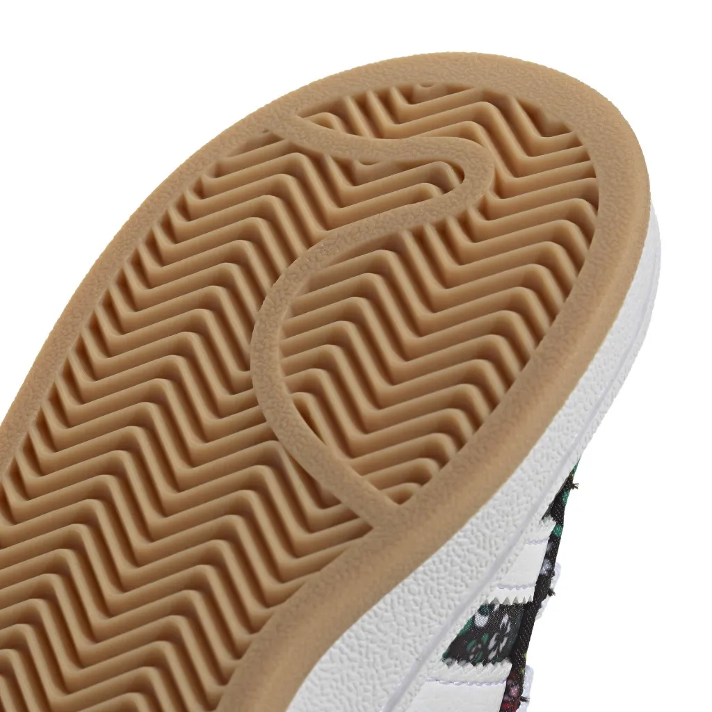 HQ9190_8_FOOTWEAR_Photography_Detail View 1_white.webp