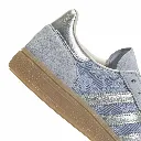 IH4505_9_FOOTWEAR_Photography_Detail View 2_white.webp