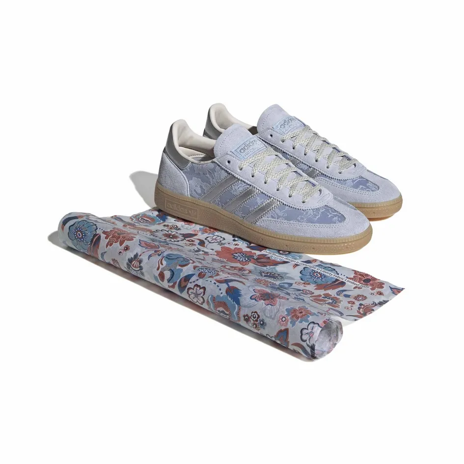 IH4505_10_FOOTWEAR_Photography_Pair View_white.webp