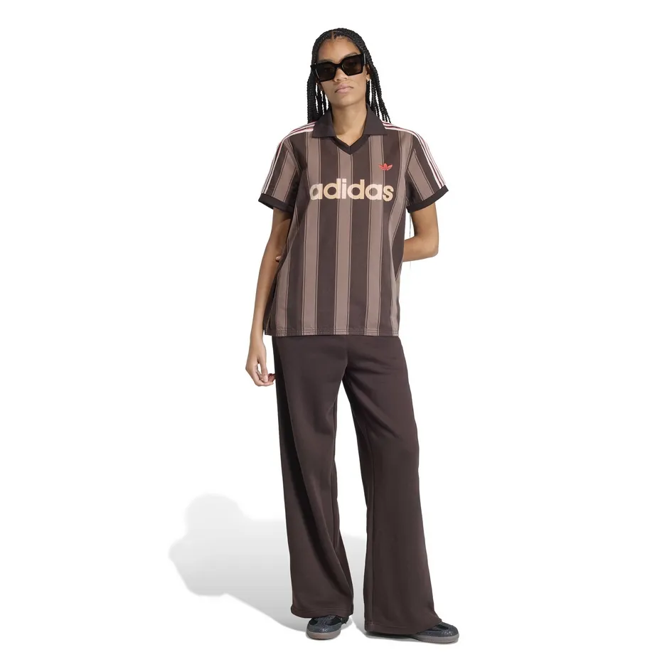 KD5450_4_APPAREL_On Model_Walking View_white.webp