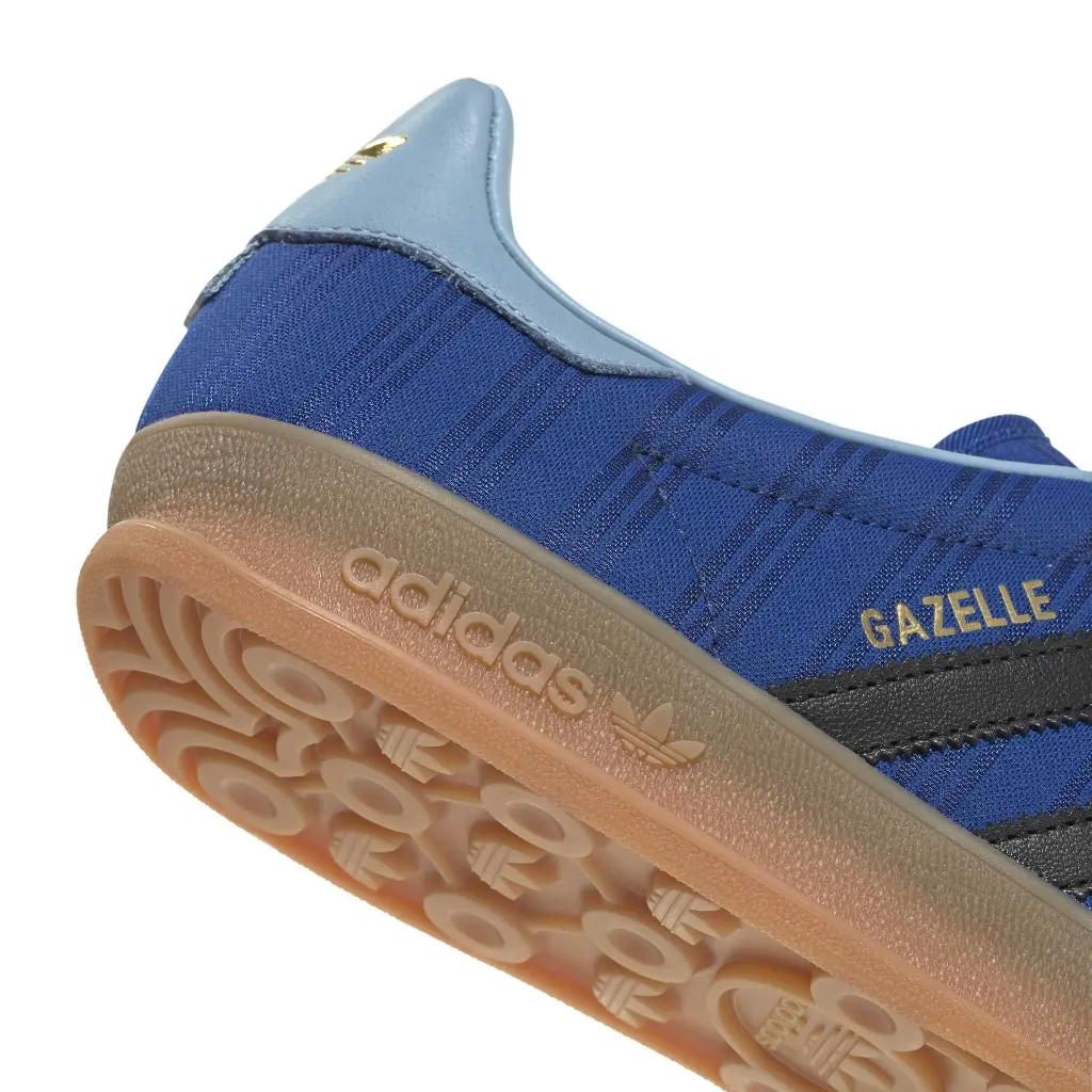 IH9649_8_FOOTWEAR_Photography_Detail View 1_white.webp