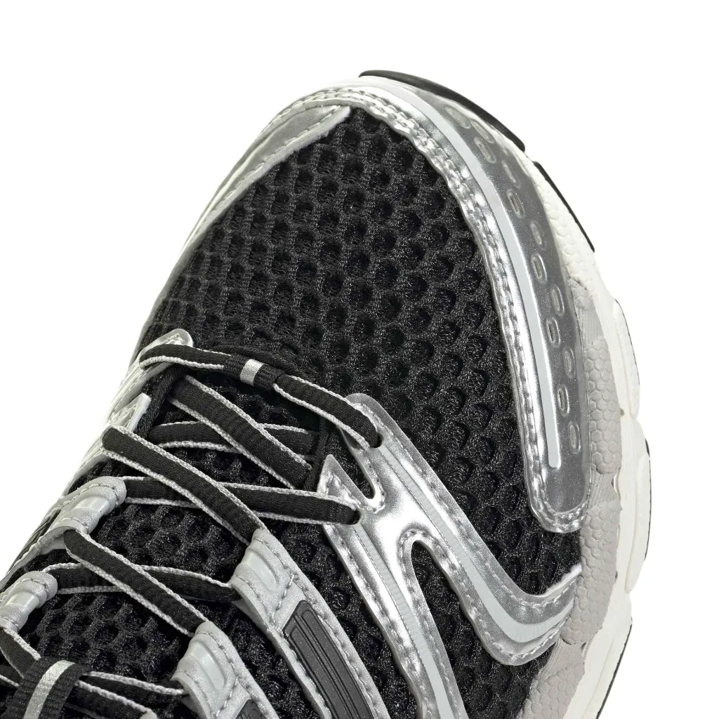 KI6120_9_FOOTWEAR_Photography_Detail View 2_white.webp