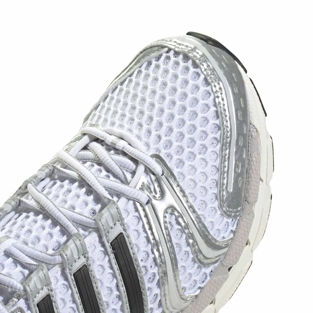 KI6121_8_FOOTWEAR_Photography_Detail View 1_white.webp