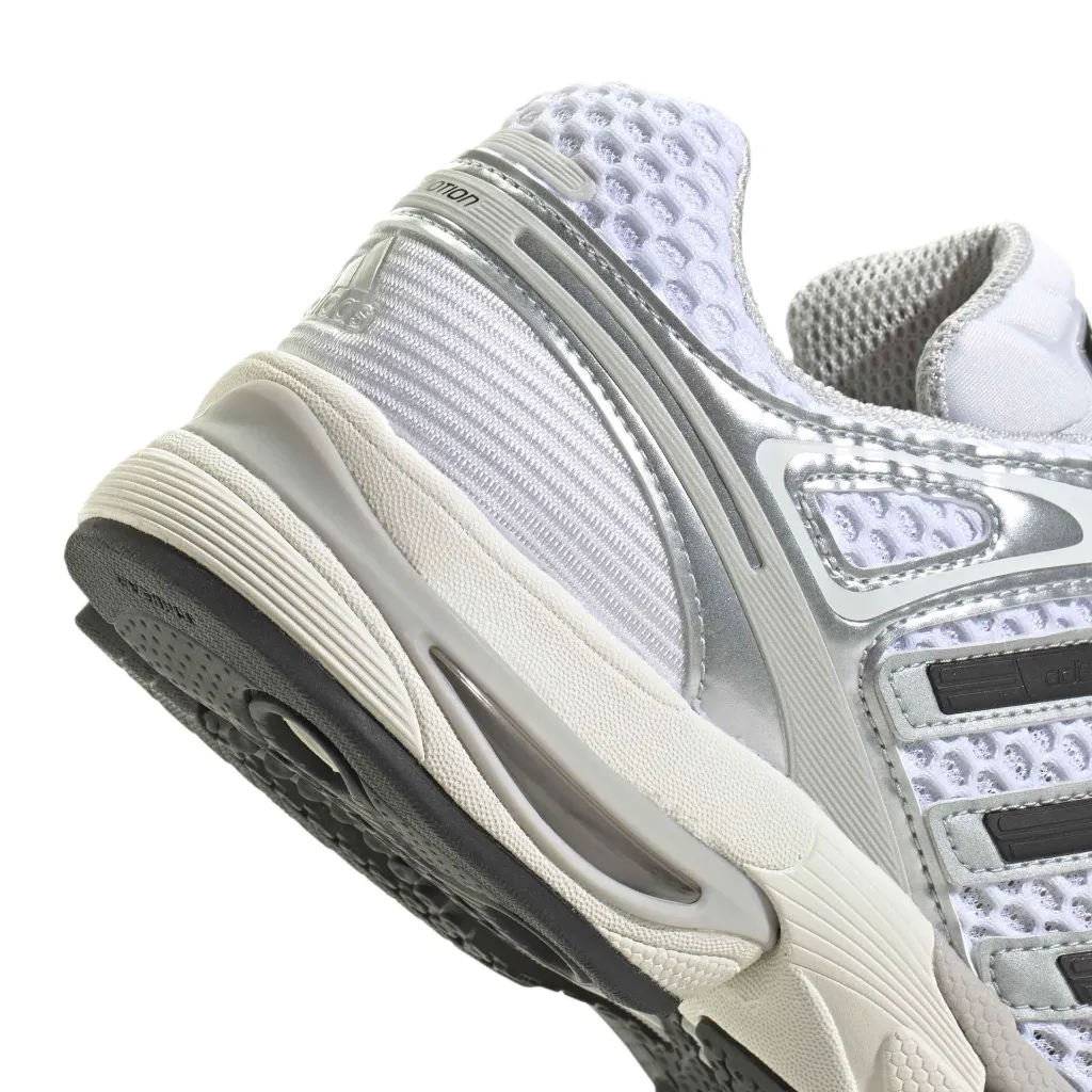 KI6121_9_FOOTWEAR_Photography_Detail View 2_white.webp