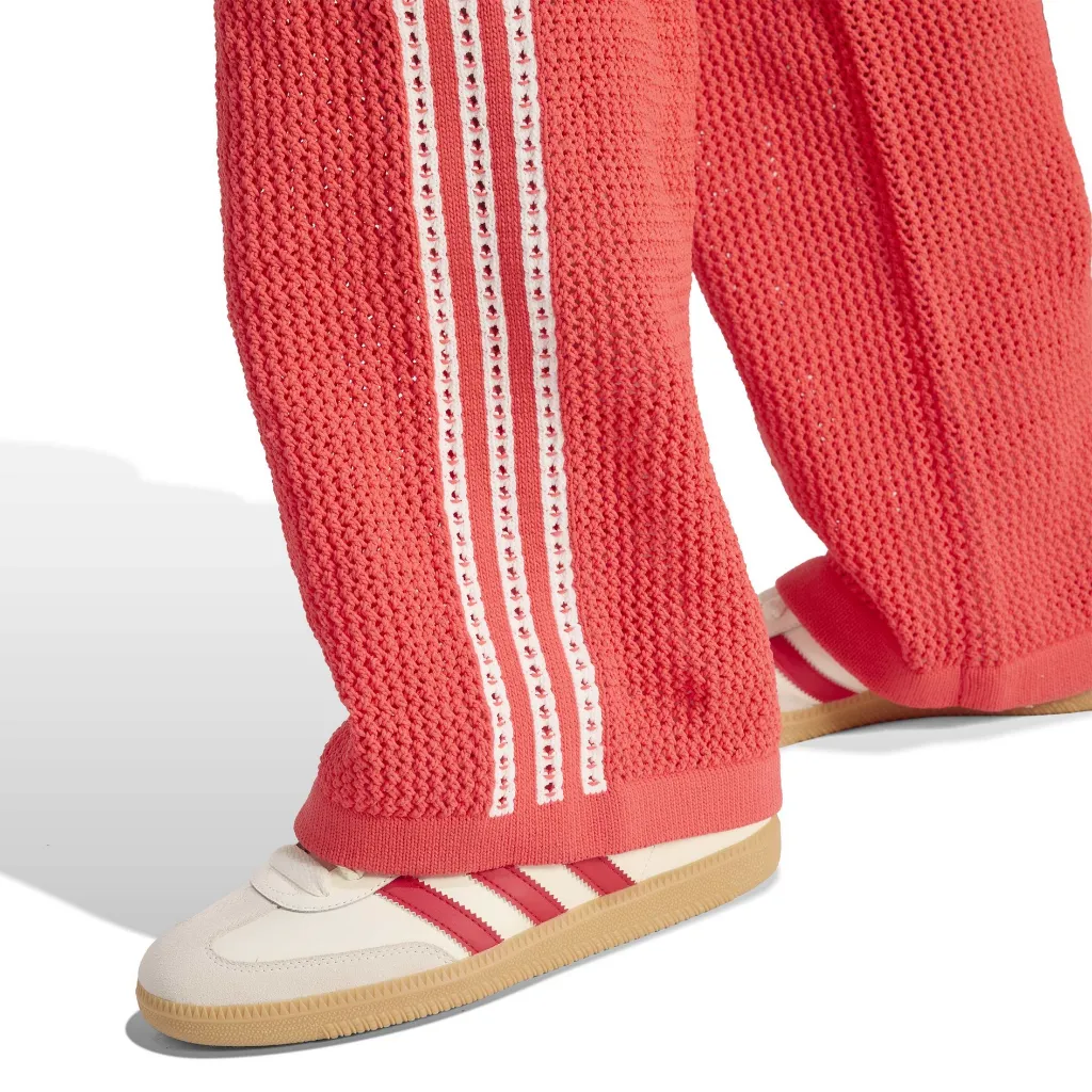 KC6492_6_APPAREL_On Model_Detail View 2_white.webp