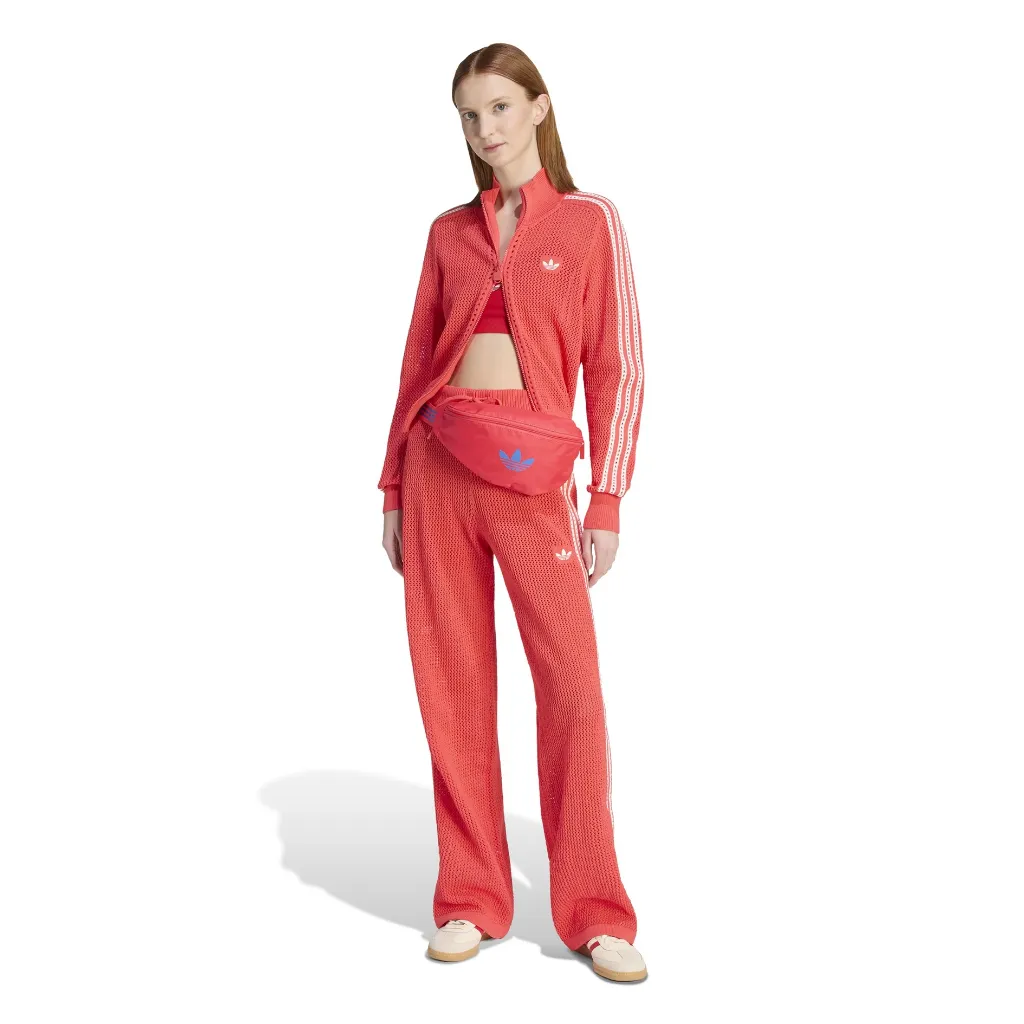 KC6492_4_APPAREL_On Model_Walking View_white.webp