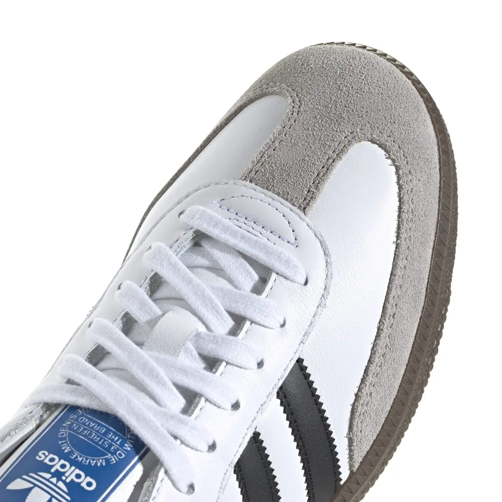 B75806_9_FOOTWEAR_Photography_Detail View 2_white.webp