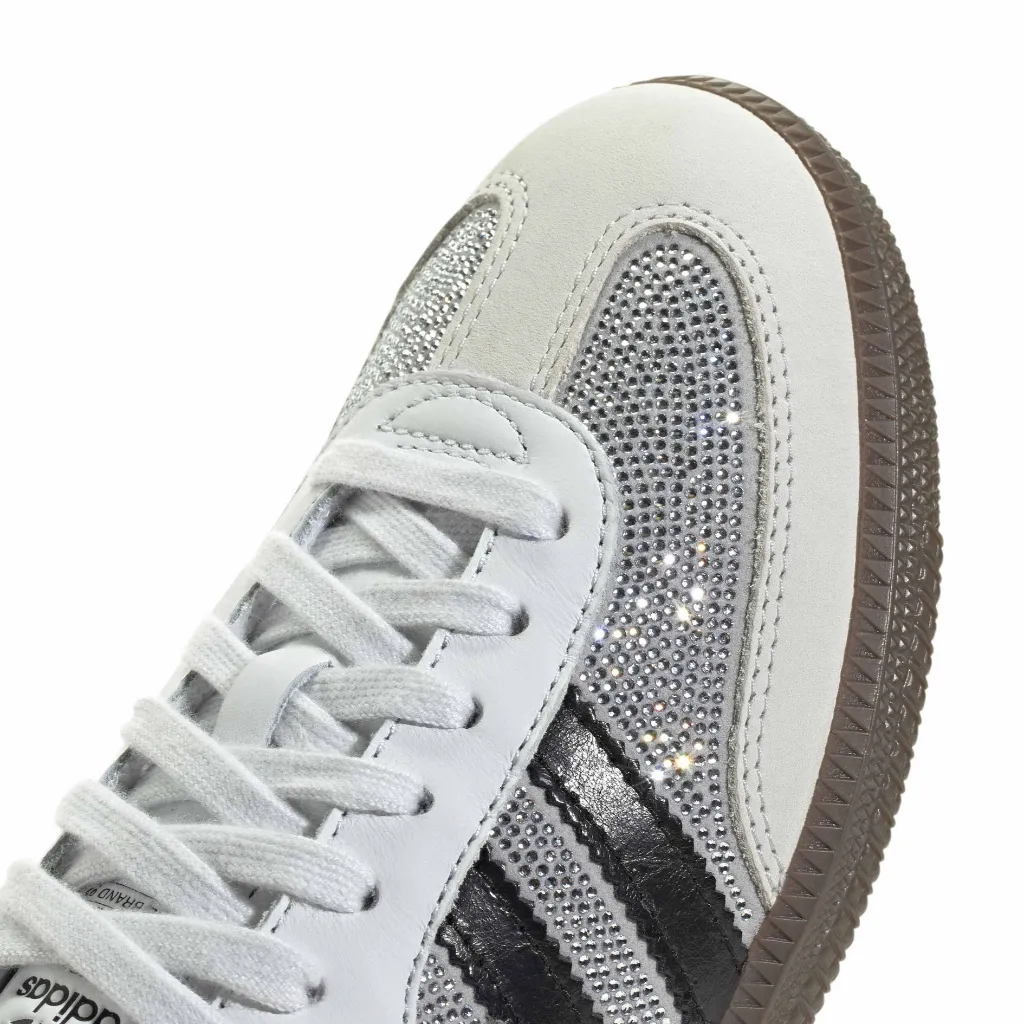 IH9055_8_FOOTWEAR_Photography_Detail View 1_white.webp