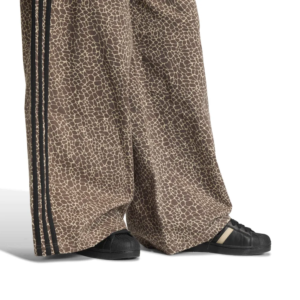 KD8811_6_APPAREL_On Model_Detail View 2_white.webp