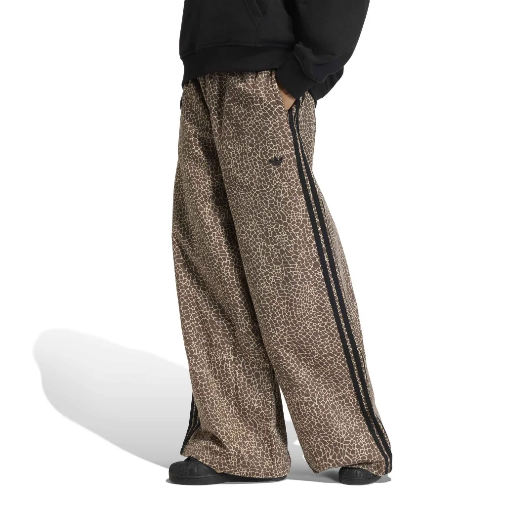 KD8811_2_APPAREL_On Model_Standard View_white.webp