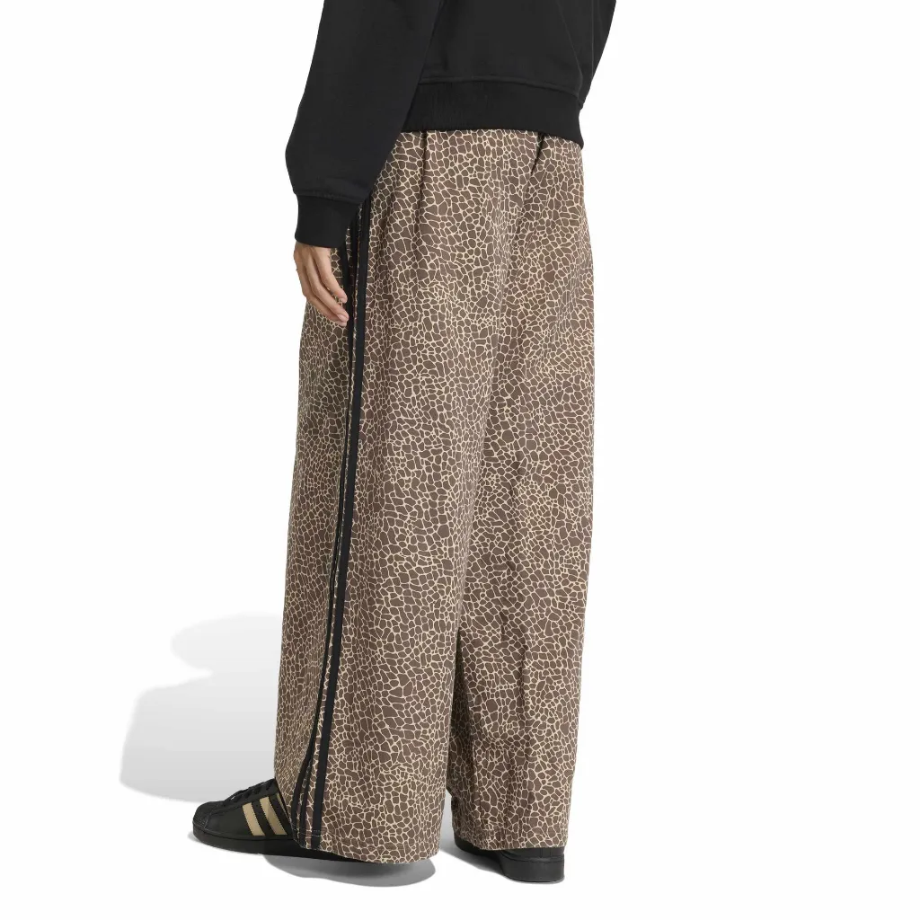 KD8811_3_APPAREL_On Model_Back View_white.webp