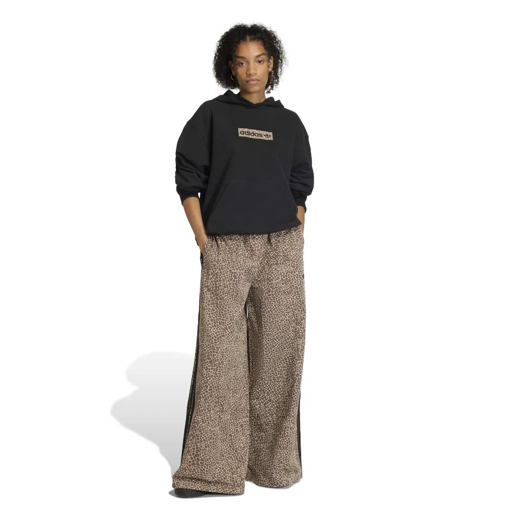 KD8811_4_APPAREL_On Model_Walking View_white.webp