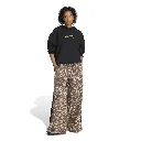 KD8811_4_APPAREL_On Model_Walking View_white.webp