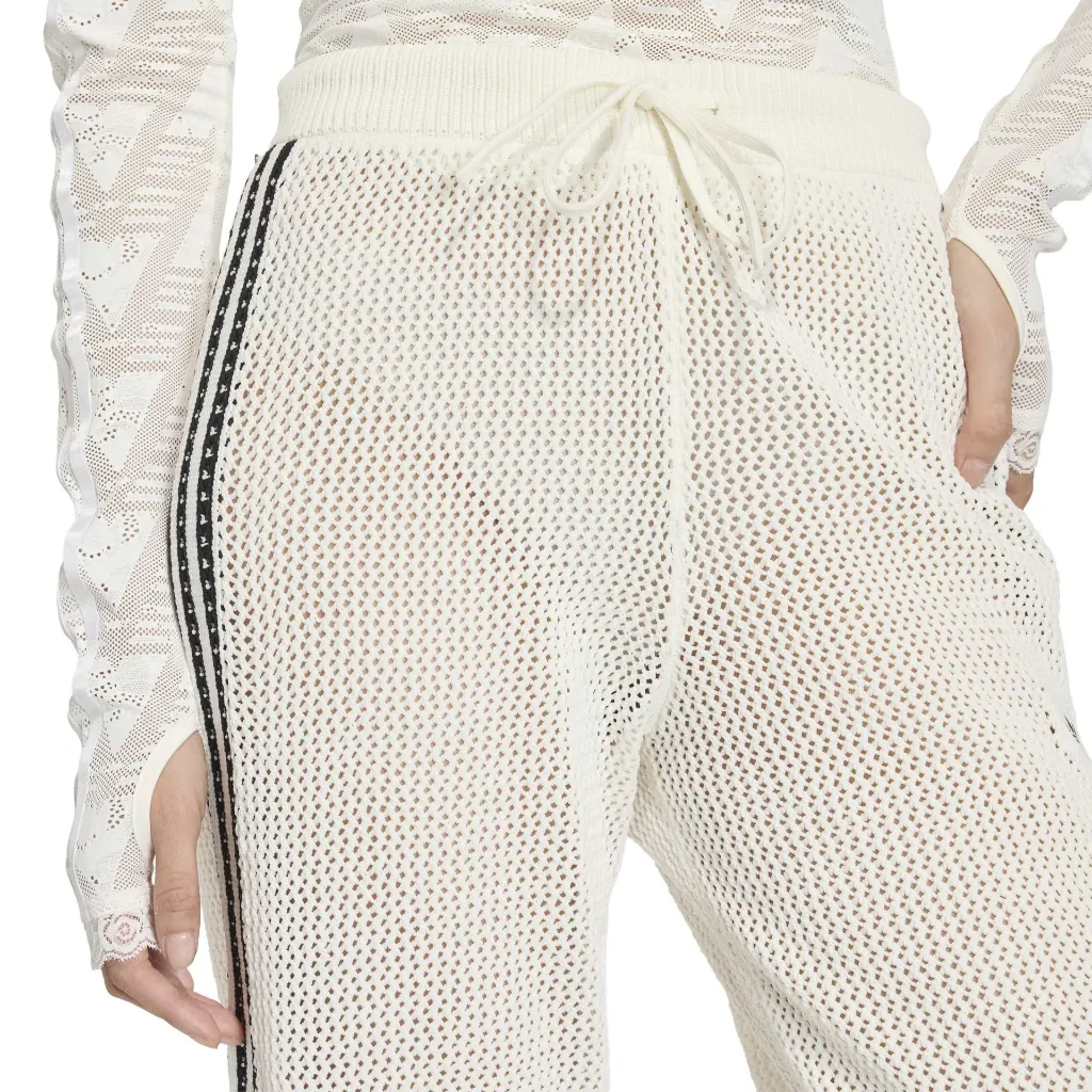 KC6493_5_APPAREL_On Model_Detail View 1_white.webp