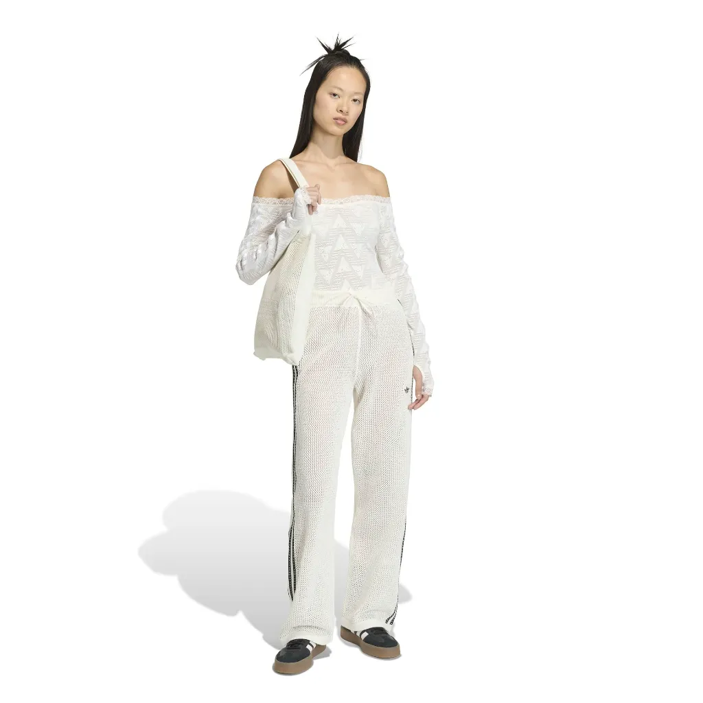 KC6493_4_APPAREL_On Model_Walking View_white.webp