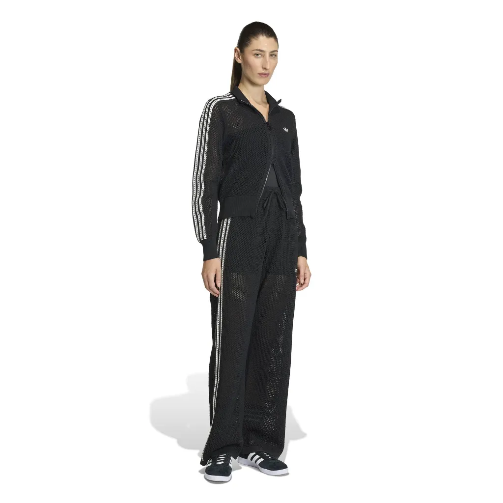 KC6494_4_APPAREL_On Model_Walking View_white.webp