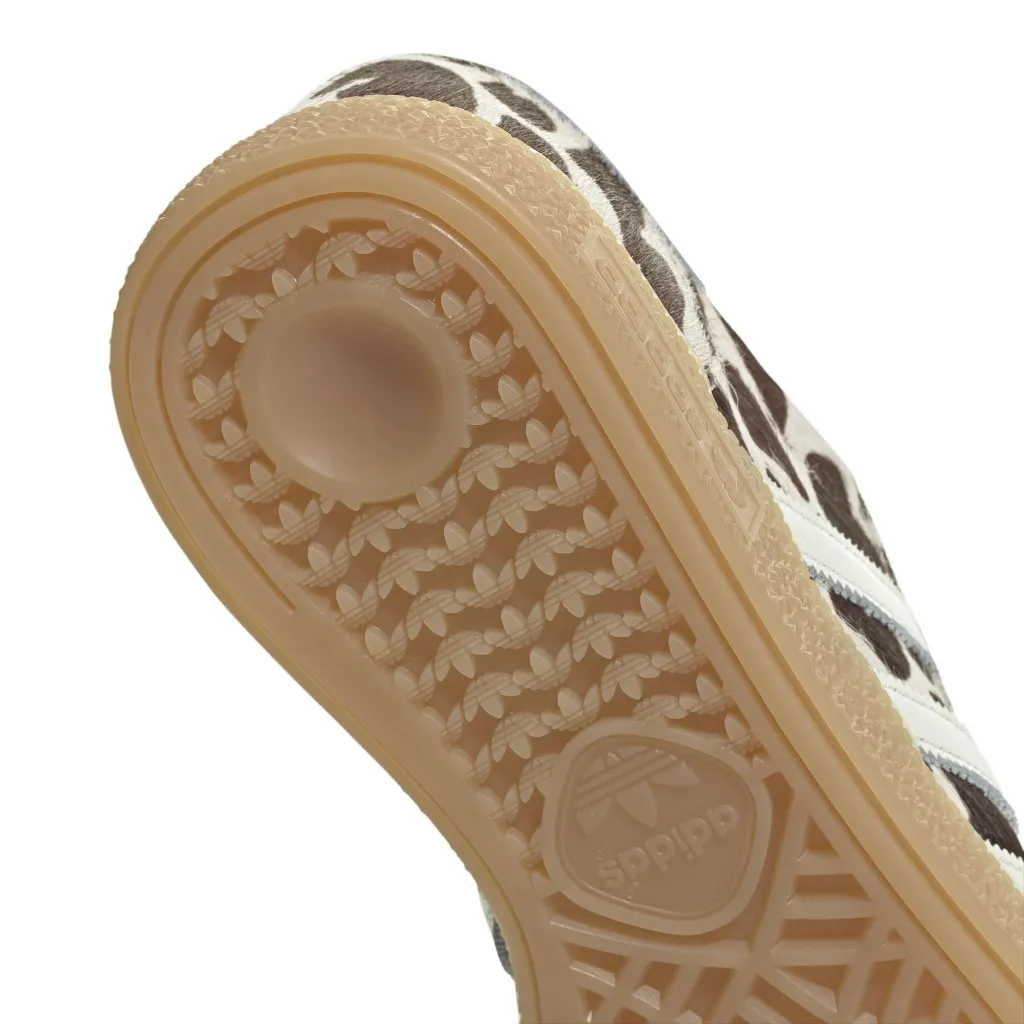 KI6677_9_FOOTWEAR_Photography_Detail View 2_white.webp