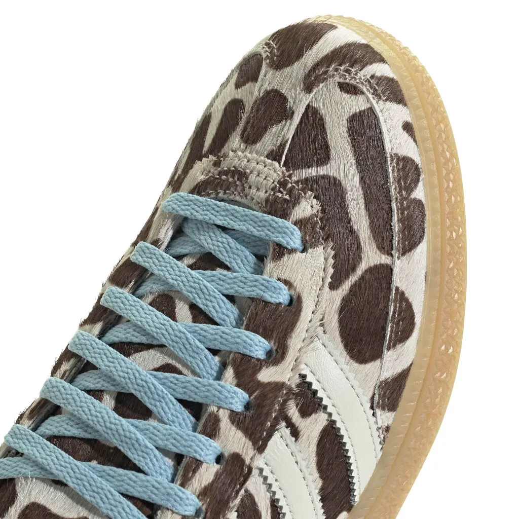 KI6677_8_FOOTWEAR_Photography_Detail View 1_white.webp