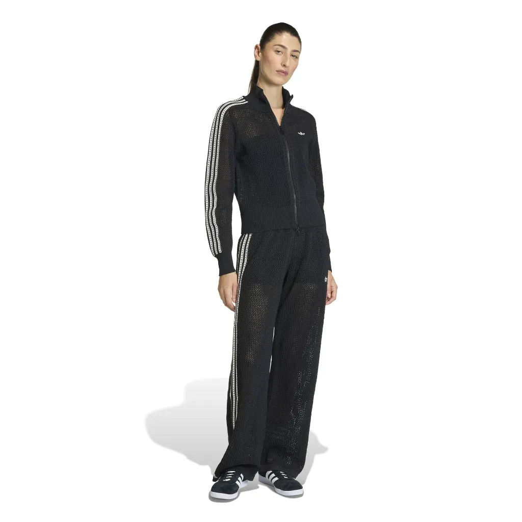 KC6497_4_APPAREL_On Model_Walking View_white.webp