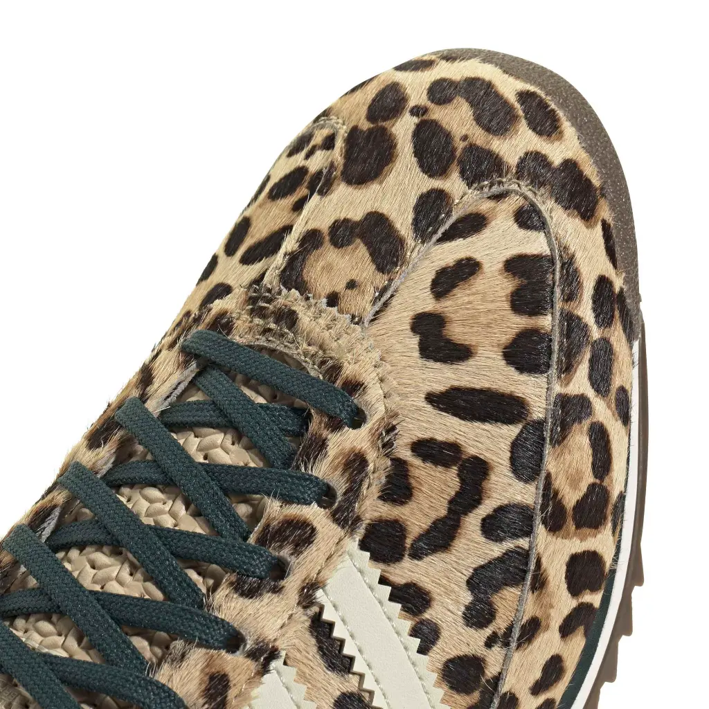 KI4205_8_FOOTWEAR_Photography_Detail View 1_white.webp