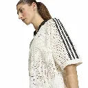 KC6490_6_APPAREL_On Model_Detail View 2_white.webp