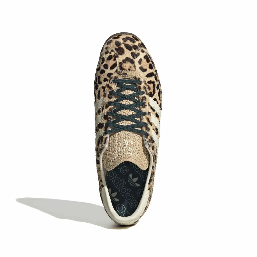 KI4205_3_FOOTWEAR_Photography_Top Portrait View_white.webp