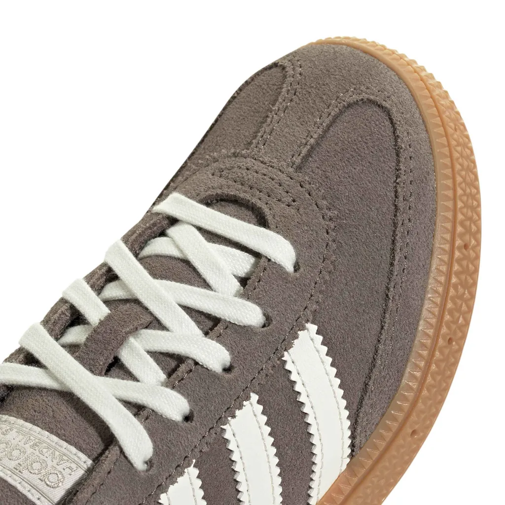 KI3943_8_FOOTWEAR_Photography_Detail View 1_white.webp