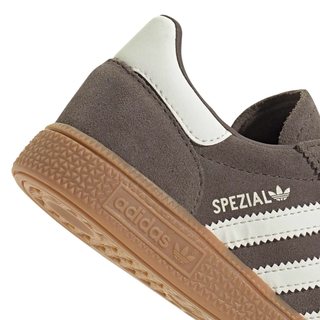 KI3943_9_FOOTWEAR_Photography_Detail View 2_white.webp