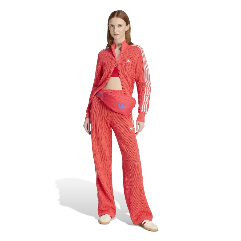 KC6495_4_APPAREL_On Model_Walking View_white.webp