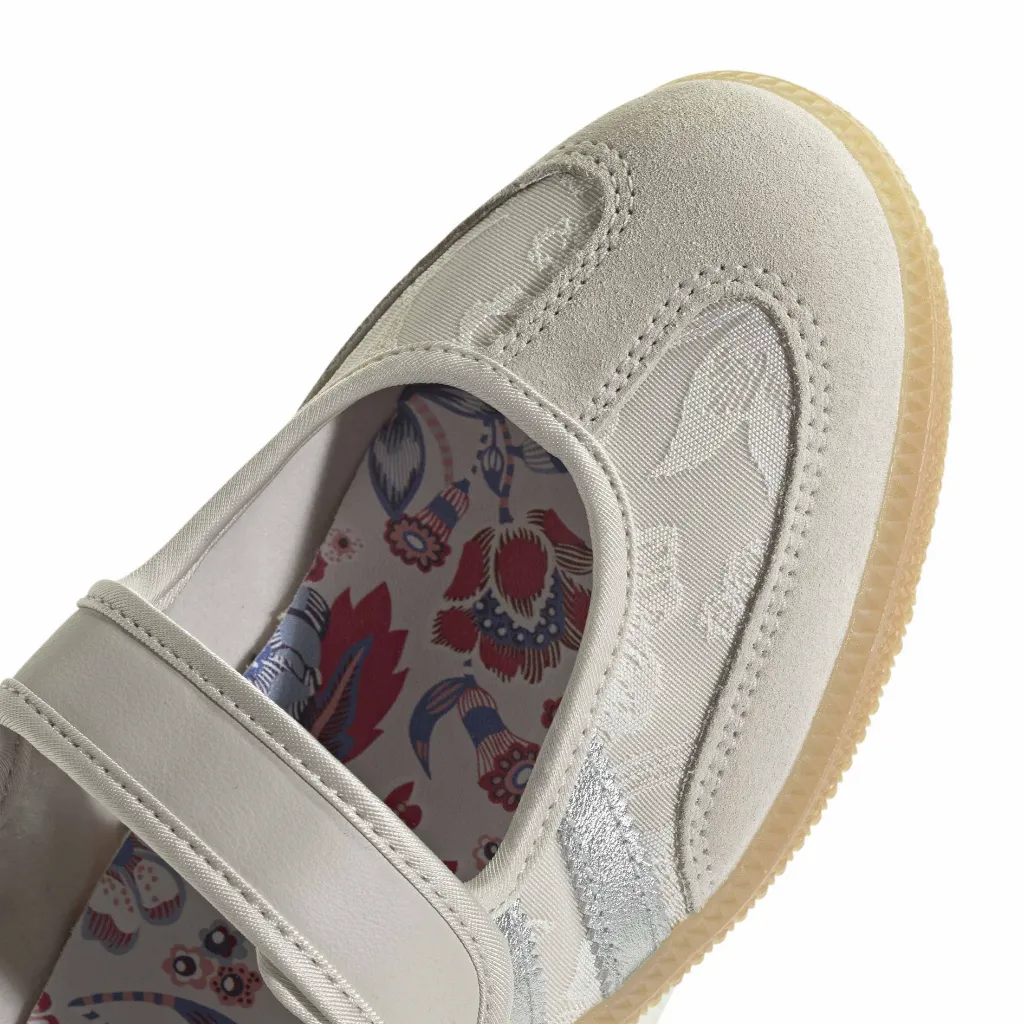 IH6978_8_FOOTWEAR_Photography_Detail View 1_white.webp
