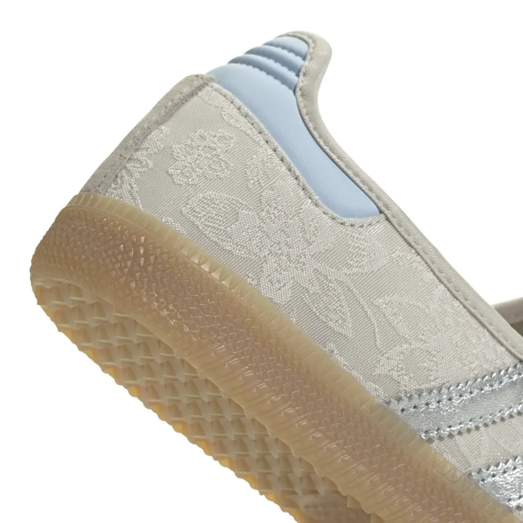 IH6978_9_FOOTWEAR_Photography_Detail View 2_white.webp