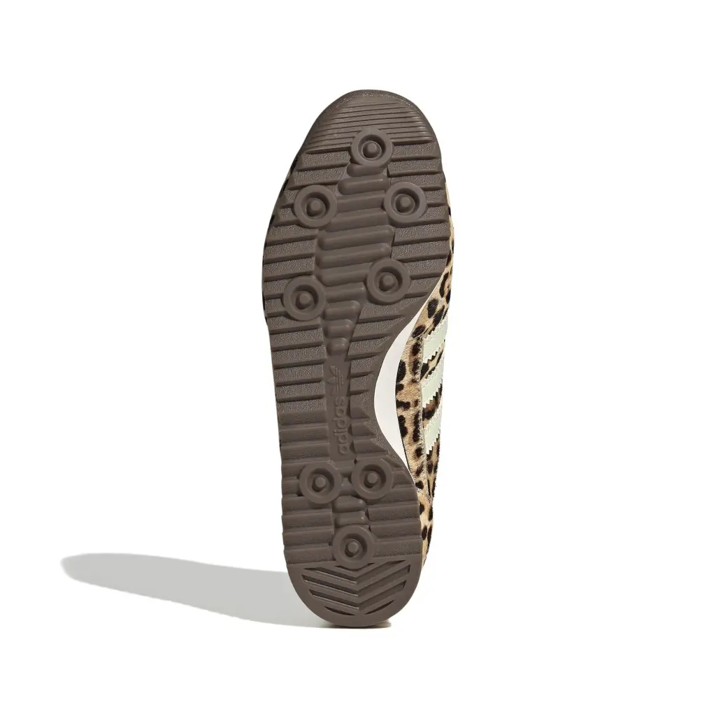 KI4205_4_FOOTWEAR_Photography_Bottom View_white.webp