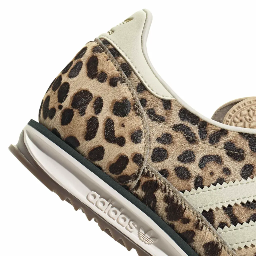 KI4205_9_FOOTWEAR_Photography_Detail View 2_white.webp
