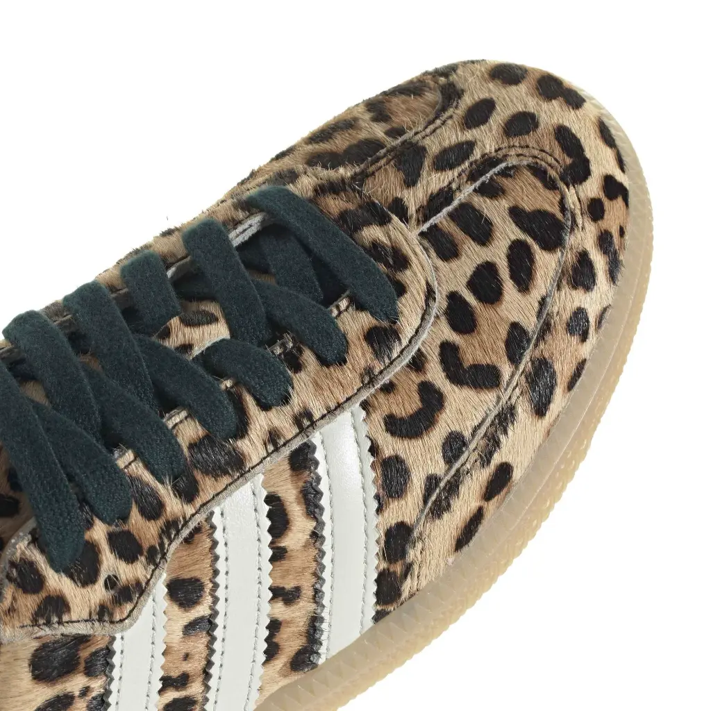 KI6674_9_FOOTWEAR_Photography_Detail View 2_white.webp