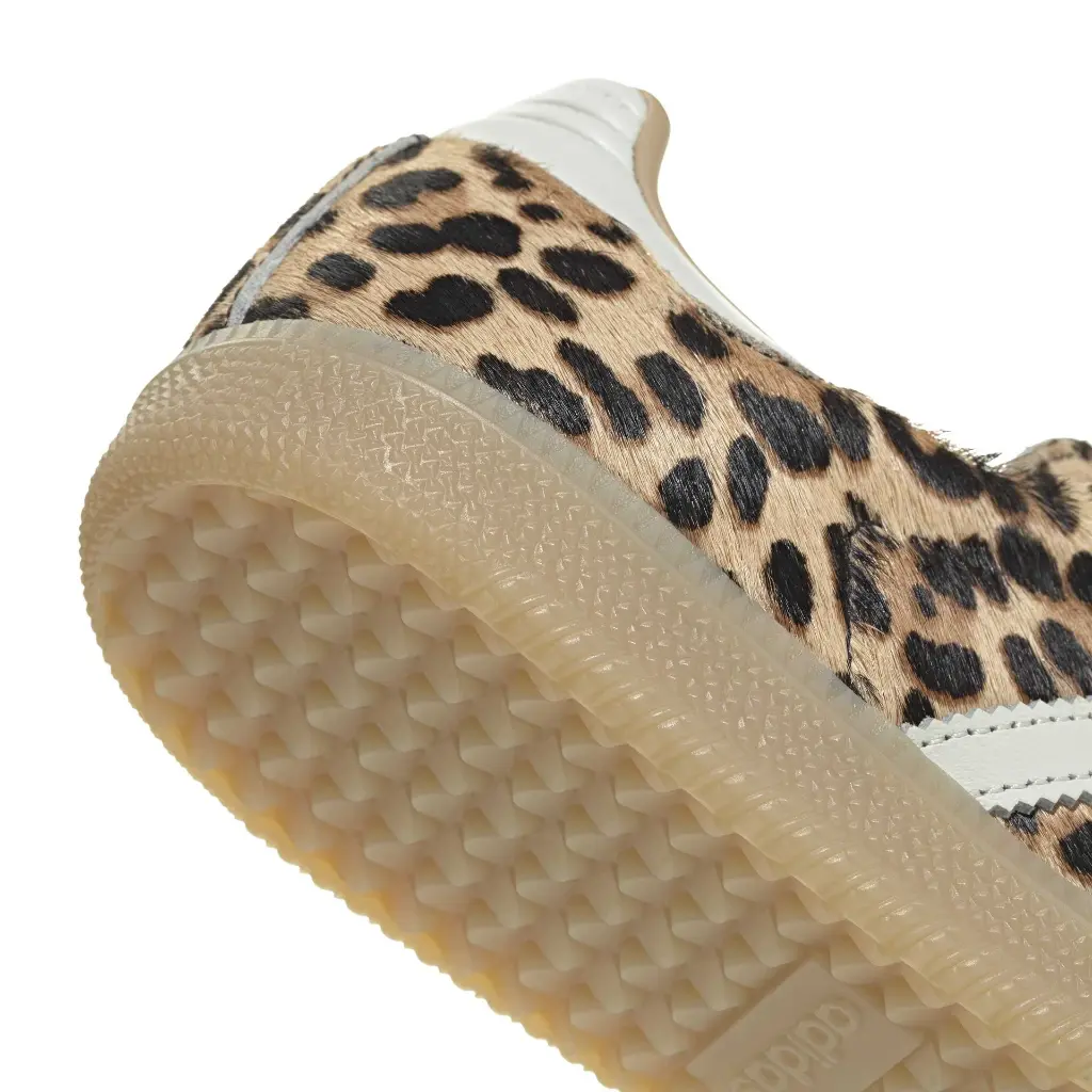 KI6674_8_FOOTWEAR_Photography_Detail View 1_white.webp