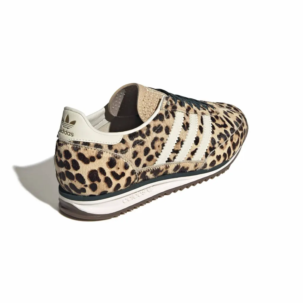 KI4205_7_FOOTWEAR_Photography_Back Lateral Top View_white.webp