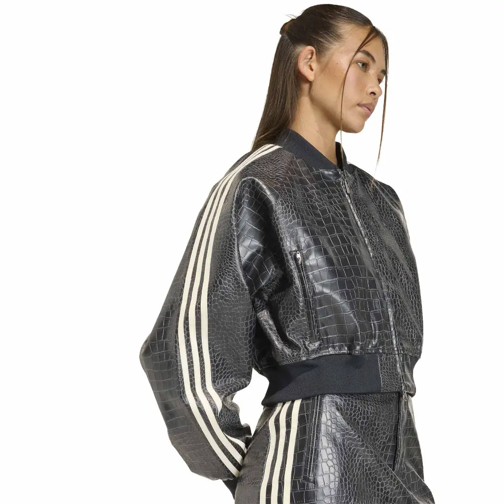 KE5035_5_APPAREL_On Model_Detail View 1_white.webp