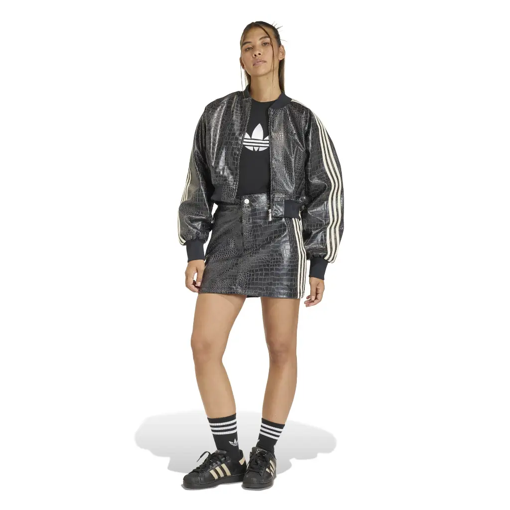 KE5035_4_APPAREL_On Model_Walking View_white.webp