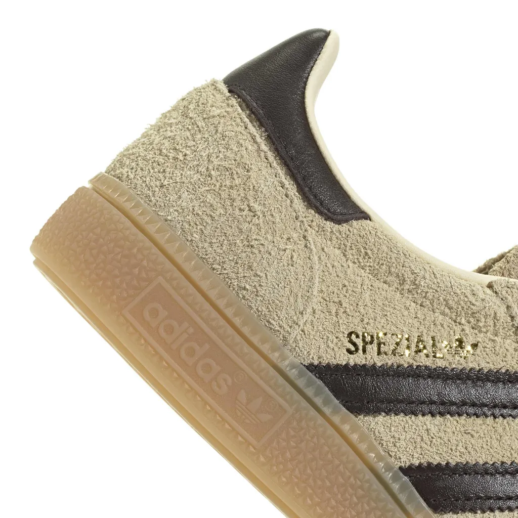KK0932_9_FOOTWEAR_Photography_Detail View 2_white.webp